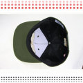 Snapback verde com cinta de couro